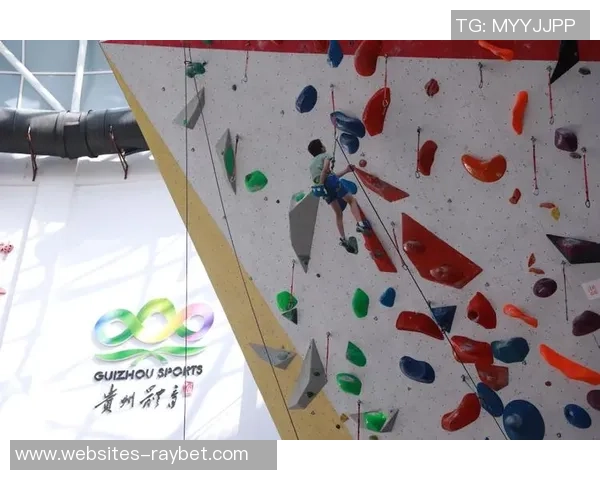 南京街舞队在世界攀岩锦标赛中以81分领先其他队伍展现强大实力